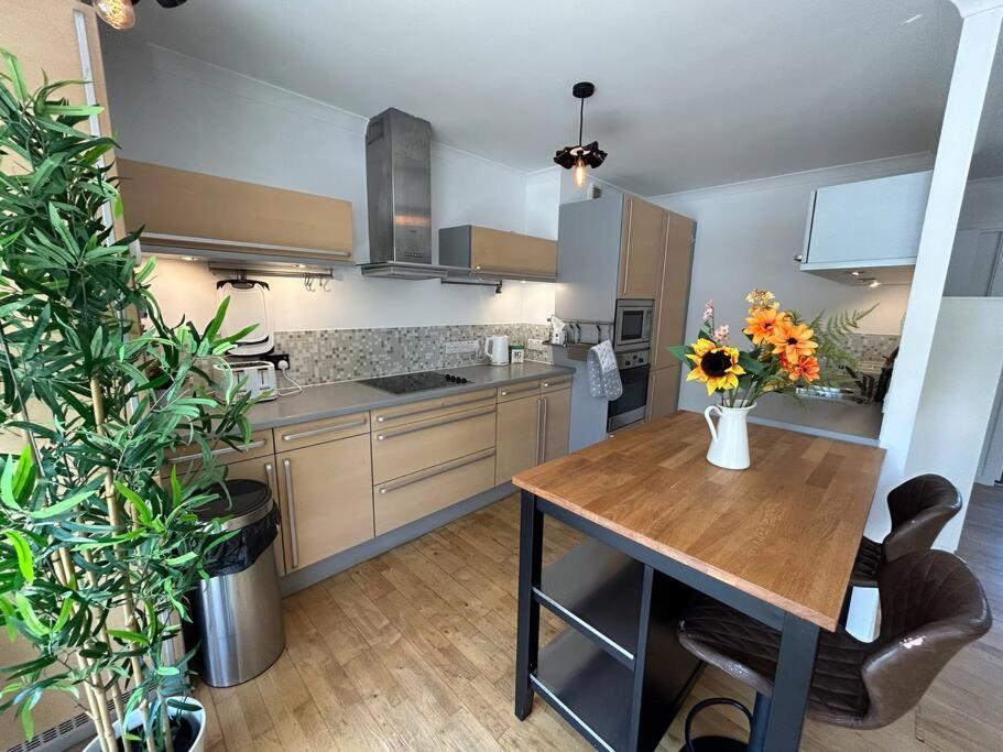 Homely Apartment & Thames View London Exteriör bild